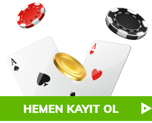 Altın jetonlarla iskambil kartları ve poker fişleri